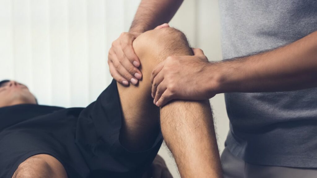 2 mains sur un genou de sportif